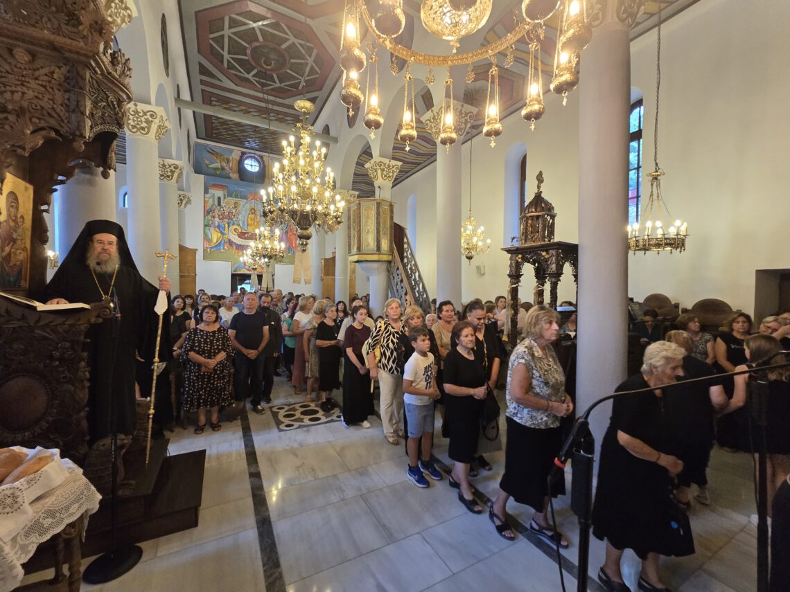 Συνεχίζονται οι Ιερές Παρακλήσεις στο Ιερό Προσκύνημα Μεγάλης Παναγίας.