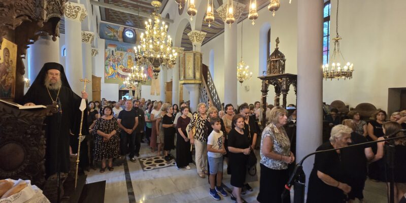 Συνεχίζονται οι Ιερές Παρακλήσεις στο Ιερό Προσκύνημα Μεγάλης Παναγίας.